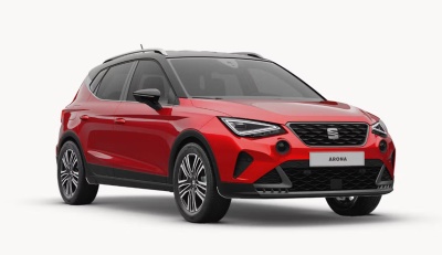 Carro SEAT Arona vermelho e preto