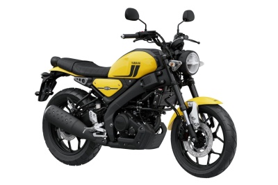 Motociclismo Yamaha amarelo e preto em fundo branco