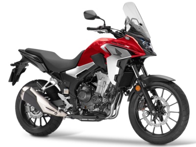 Motociclismo Honda CB500X vermelho e prateado com para-brisas