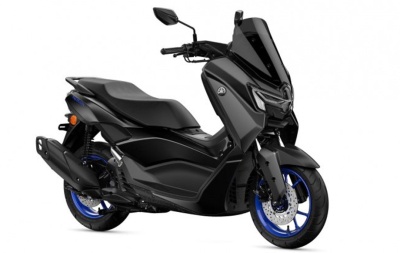 Scooter preta com rodas azuis e farol LED