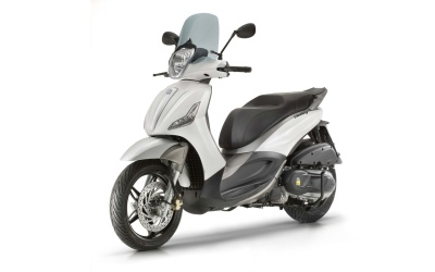Motociclo scooter branco com banco em couro preto e para-brisas azul claro