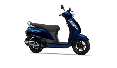 Scooter azul metálico com assento preto e rodas pretas