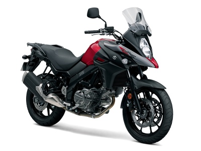 Motociclo Suzuki V-Strom 650 vermelho e preto com para-brisas e farol grande