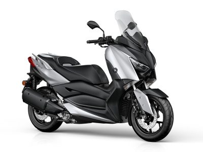 Scooter Yamaha XMAX preto e cinza com para-brisas e sistema ABS