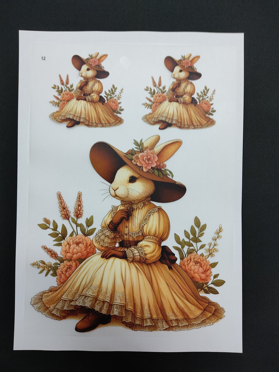 Transfere "Coelha Vintage 12" DTFR Adesivos de coelho vestido vintage com flores sobre fundo branco