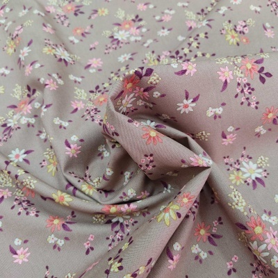 Tecido floral cinza com flores lilás, rosa e amarelas