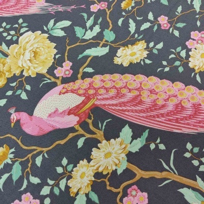 Tecido cinza com padrão de pavão rosa, flores amarelas e rosas e folhas verdes