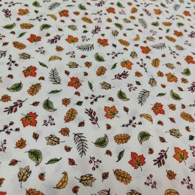Tecido branco com padrão de folhas coloridas pequenas