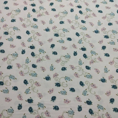tecido branco com padrão floral azul, rosa e verde
