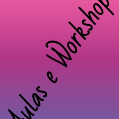 Texto 'Aulas e Workshops' sobre fundo em gradiente rosa e azul