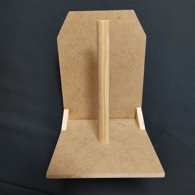 Suporte de madeira com base e parte traseira com peça cilíndrica central