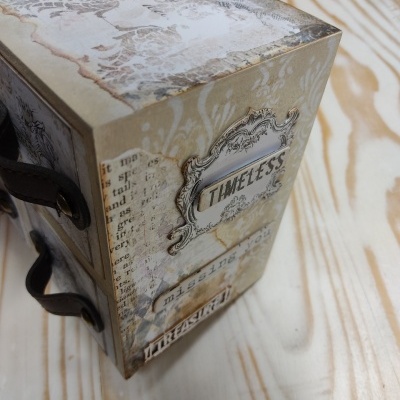 Caixa decorativa vintage bege com alça de couro e etiquetas com texto