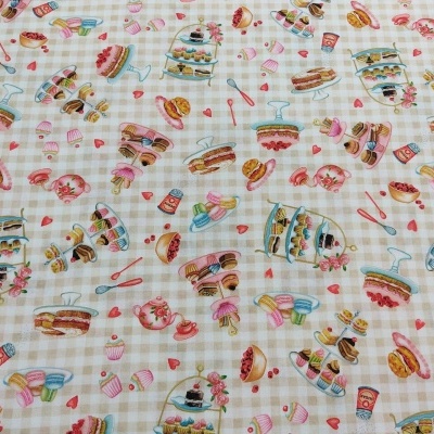 Tecido bege xadrez com estampas coloridas de bolos e doces