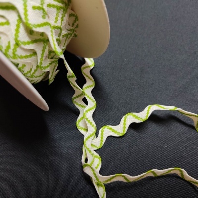 Fita ondulada branca com linhas verdes enrolada numa bobina branca