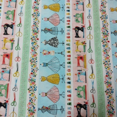 tecido estampado com motivos de costura, máquinas, manequins e tesouras