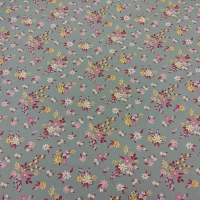 Pano com padrão floral colorido em fundo cinza-azulado.