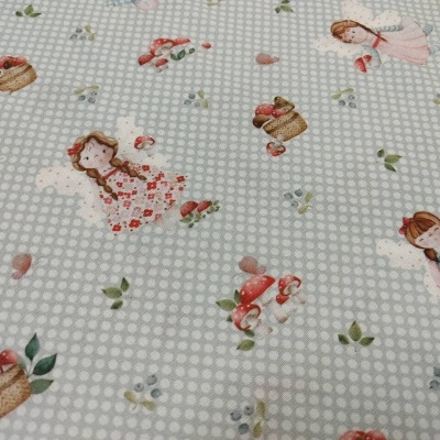 Pano com bolinhas brancas e ilustrações de fadas e cestas.