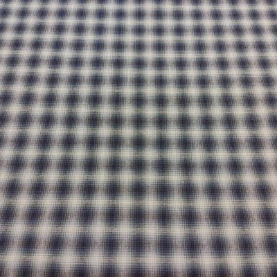 Tecido de padrão xadrez branco e azul escuro com textura fina