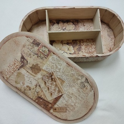 Caixa organizadora de madeira com tampa decorada em padrão floral vintage