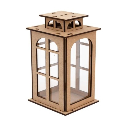 Lanterna decorativa em madeira com vidro e design retangular