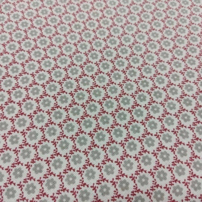 Tecido branco com padrão repetitivo de flores cinza e detalhes vermelhos