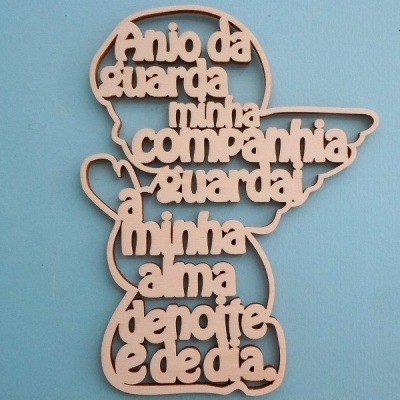 Decoração de madeira em forma de anjo com texto em português