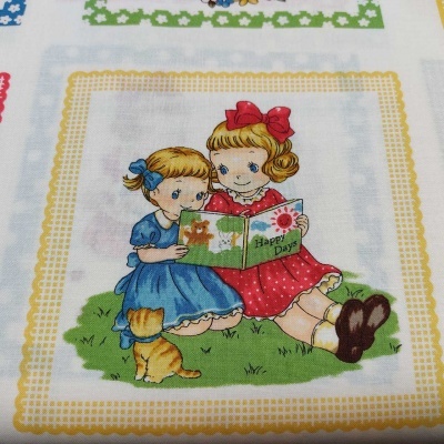 Estampado infantil com duas meninas a ler um livro e um gato na relva