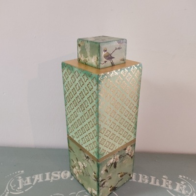 Frasco decorativo cerâmica verde claro com padrões dourados e imagens de pássaros