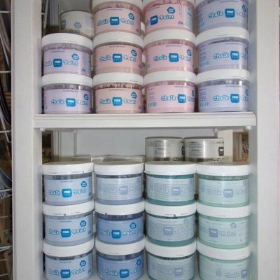 Frascos de tinta colorida em prateleira, rótulos 'chalk paint'