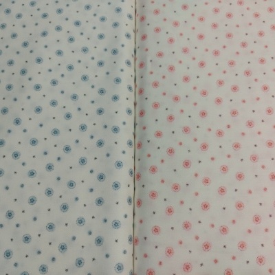 Dois tecidos com padrão de estrelas pequenas azul e rosa em fundo branco