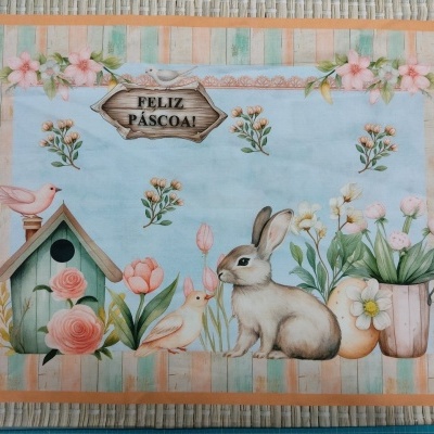 Pano decorativo de Páscoa com coelho, pássaros, flores e letreiro FELIZ PÁSCOA!