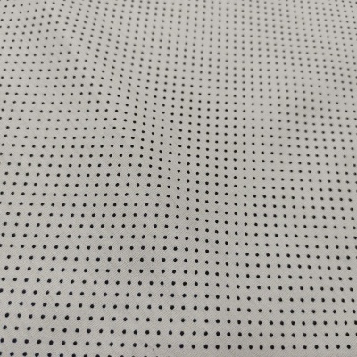 Tecido branco com pequenos pontos pretos distribuídos uniformemente