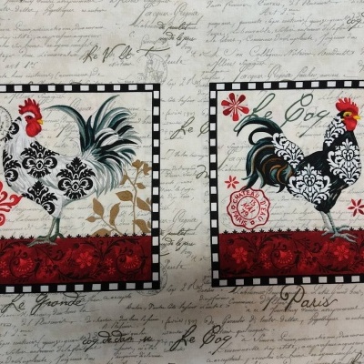 Tecido estampado com dois quadros de galos decorativos em fundo bege com escrita