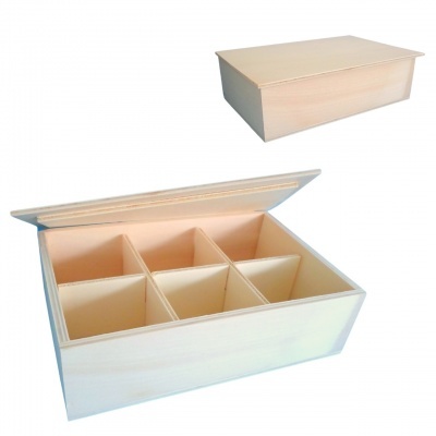 Caixa de madeira clara com compartimentos internos