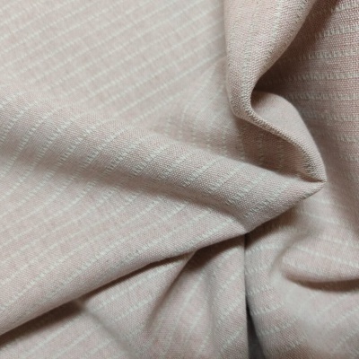 Tecido rosa claro com riscas brancas e textura suave