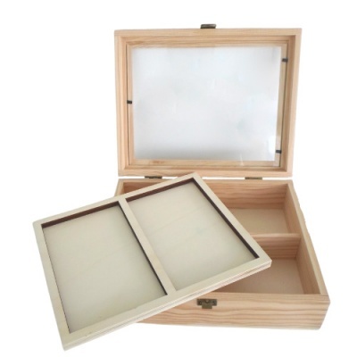 Caixa de madeira clara com tampa de vidro e divisórias internas
