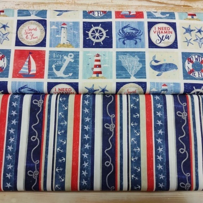 Tecido com padrões náuticos em azul, vermelho e branco com imagens e textos temáticos do mar.