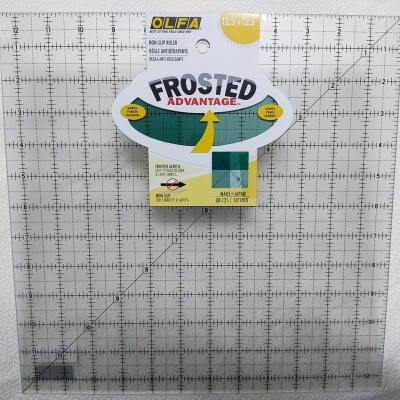 Régua quadrada transparente OLFA com grelha preta e etiqueta colorida