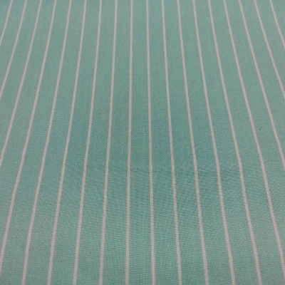 Tecido verde-azulado com riscas finas brancas verticais