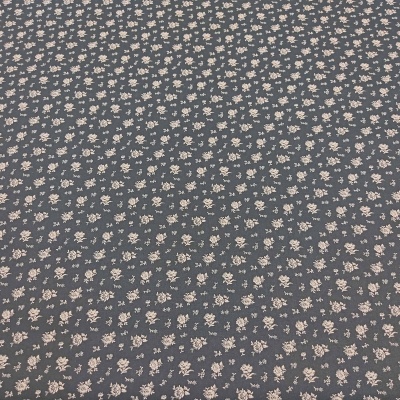 Tecido cinza escuro com padrão de pequenas flores brancas e bege