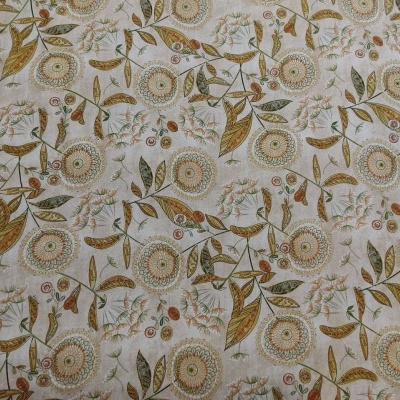 Tecido floral branco com folhas e flores em verde, laranja e amarelo