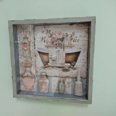 Quadro decorativo com frascos de perfume e imagem de banheira com flores