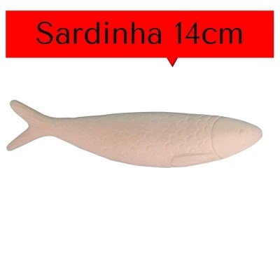 Réplica de sardinha creme com detalhes de escamas e texto Sardinha 14cm em fundo vermelho