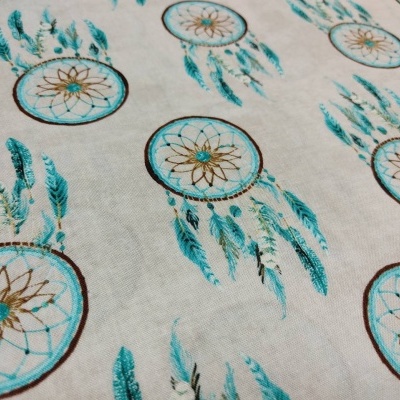 Tecido claro com padrão de círculos decorativos azuis e castanhos, incluindo penas.
