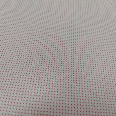 Tecido branco com pequenos pontos cor-de-rosa