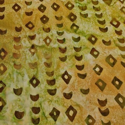 Padrão geométrico castanho e verde em tecido bege com textura rugosa