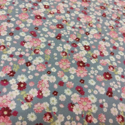 tecido azul claro com padrão floral em várias cores