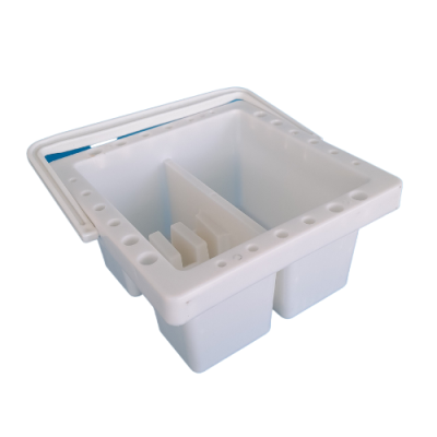 Recipiente de plástico branco com divisória interna e orifícios na borda.