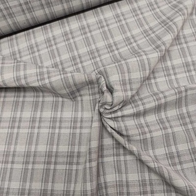 Tecido xadrez cinza e bege com dobras e franzido