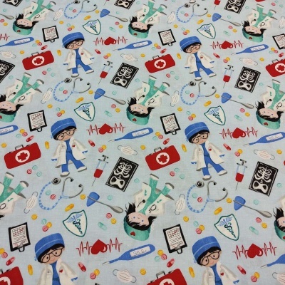 Tecido azul claro com padrão de desenhos de profissionais de saúde e equipamentos médicos